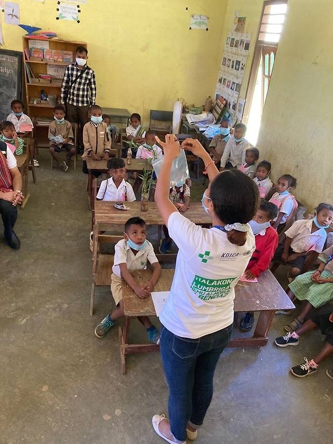 KOICA, 동티모르 초·중학교 보건·영양 개선 지원 KOICA는 동티모르 소외열대질환 통합관리 프로그램의 일환으로 수코 코토라우 지역 학교에서 감염 예방을 위한 기초보건 교육을 펼치고 있다. [KOICA 제공]