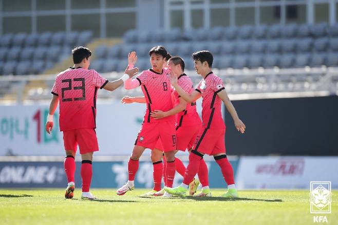 15일(한국시간) 터키 안탈리아의 마르단 스타디움에서 열린 축구 국가대표팀 한국과 아이슬란드의 친선경기. 백승호(8번)가 골을 넣고 동료들과 기뻐하고 있다. 사진=대한축구협회 제공