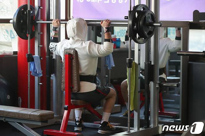 서울 시내의 한 실내체육시설에서 시민들이 운동을 하고 있다. /뉴스1 © News1 성동훈 기자