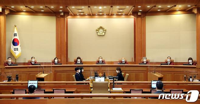 서울 종로구 헌법재판소 대심판정에 유남석 헌법재판소장과 재판관들이 자리에 앉아 있다. 2020.9.10/뉴스1 © News1 이광호 기자