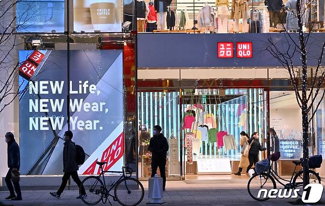 일본 도쿄의 한 유니클로 매장 앞. © AFP=뉴스1