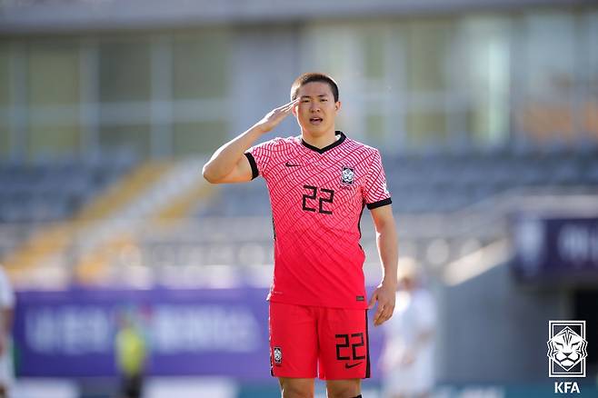 대한민국 축구 대표팀 권창훈이 15일(한국시간) 터키 안탈리아 마르단 스타이움에서 열린 아이슬란드와의 친선전에서 추가 득점 후 경례하고 있다. (대한축구협회 제공) 2022.1.15/뉴스1