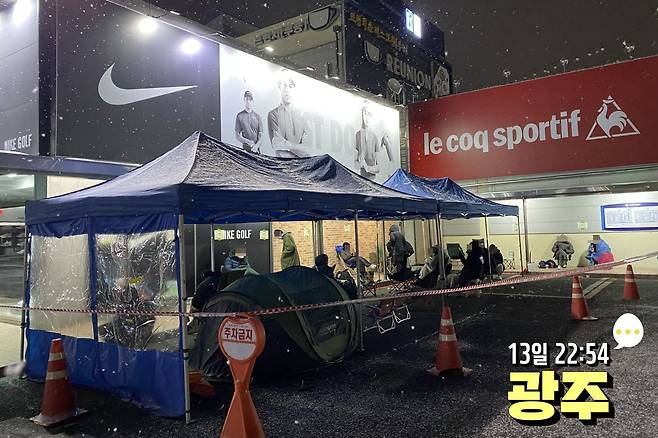 13~14일 나이키 '조던 1 로우 G' 골프화 쇼핑에 나선 사람들이 온라인 운동화 커뮤니티에 인증한 사진들이다. /네이버 카페 '나이키매니아'