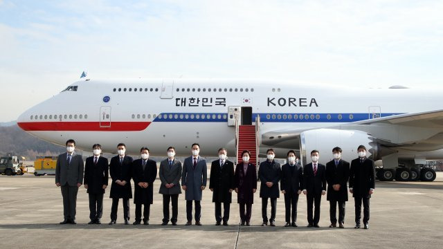 문재인 대통령과 김정숙 여사 등 수행단이 중동 3개국을 방문하기 위해 15일 성남 서울공항에서 도착해 새 공군1호기 앞에서 기념촬영을 하고 있다. 2022.1.15 청와대사진기자단