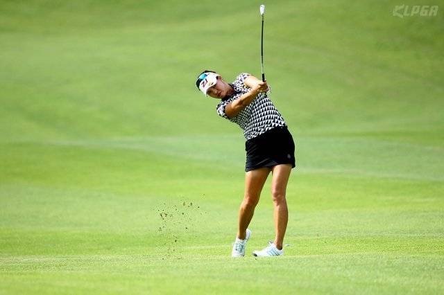 2년 연속 KLPGA 챔피언스투어 상금왕에 오른 김선미는 자신의 장점으로 정교한 아이언샷을 꼽는다. KLPGA 제공