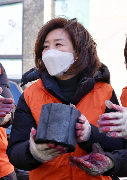 지난 1월13일 나경원 국민의힘 전 원내대표가 지역구인 서울 동작구(을) 지역단체인 노들발전포럼의 회원들과 연탄 배달 봉사활동을 함께 하고 있다.[나경원 전 국회의원 페이스북 갈무리]