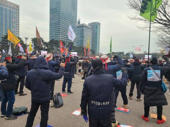 전국민중행동이 15일 오후 2시 여의도 공원에서 기습적으로 민중총궐기를 개최했다./사진=이진혁 기자