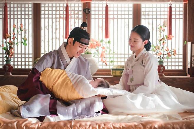 드라마 <옷소매 붉은 끝동>에서 정조와 의빈 성씨가 큰아들 문효세자와 행복한 시간을 보내는 장면. <문화방송> 제공