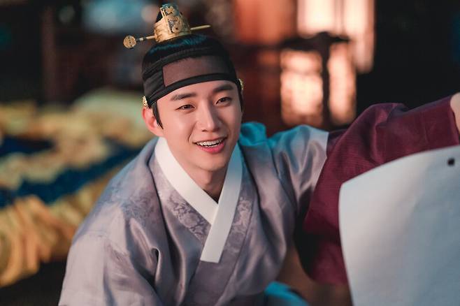 <옷소매 붉은 끝동>에서 이복동생 은전군을 죽인 뒤 괴로워하는 정조. 실제 있었던 사건이다. <문화방송> 제공