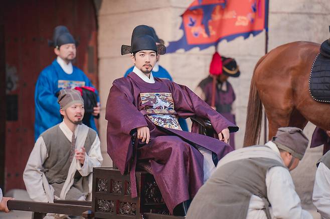 덕로 홍국영은 단시간에 정조의 최측근이 된 뒤 자신의 동생을 후궁으로 들이면서 승승장구했다. 사진은 드라마 속 홍덕로의 모습. <문화방송> 제공