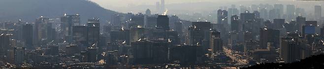 전국이 대체로 흐리겠고, 경기 북부와 강원 영서 북부에서 가끔 비 또는 눈이 내리겠다. 연합뉴스