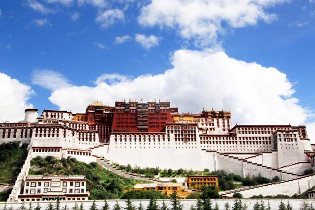 멀리 광장에서 바라본 라싸의 포탈라궁. Ⓒ최종명