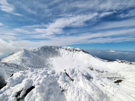 눈 쌓인 한라산 백록담. 연합뉴스
