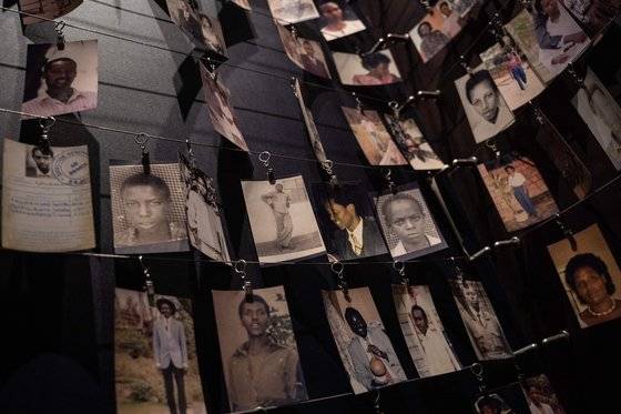 르완다 대학살 피해자 사진이 키갈리에 있는 키갈리 대량학살 기념관에 전시돼 있다. AFP=연합뉴스