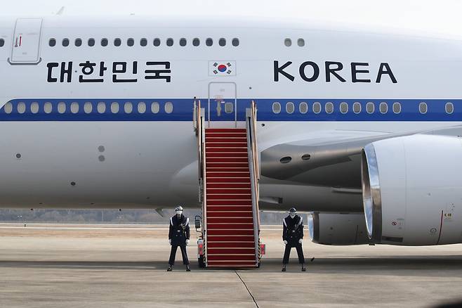 신형 공군 1호기 동체에 쓰여진 '대한민국 KOREA' 글씨체는 용비어천가 목판본체(최초 한글문학작품)에 기미독립선언서 활자체 응용 개발한 것이다. 김성룡 기자