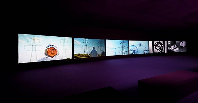 존 아캄프라, 보라, 2017, 6채널 비디오 영상 설치, HD 컬러, 15.1채널 서라운드 사운드, 62분, 스웨덴 빌드머싯 우메오미술관, TBA21 아카데미, 보스턴 ICA, 리스본 베라르도 컬렉션 박물관, 모스크바 차고 현대 미술관 공동 커미션 ⓒ Smoking Dogs Film; CourtesySmoking Dogs Films and Lisson Gallery, 사진 제공 부산현대미술관