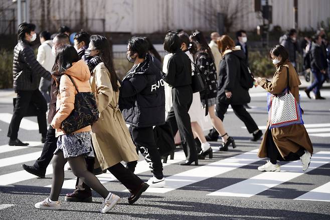 지난 13일 마스크를 쓴 도쿄 시민들이 횡단보도를 건너고 있다. AP