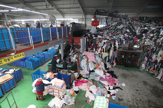 Clothing recycling company Yuchang Trading processes 28 tons of used clothes a day. [JANG JIN-YOUNG]
