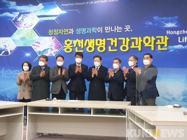 이재명 더불어민주당 대선 후보가 15일 홍천생명건강과학관에서 현안을 들은 뒤 기념촬영을 하고 있다.   사진=최기창 기자