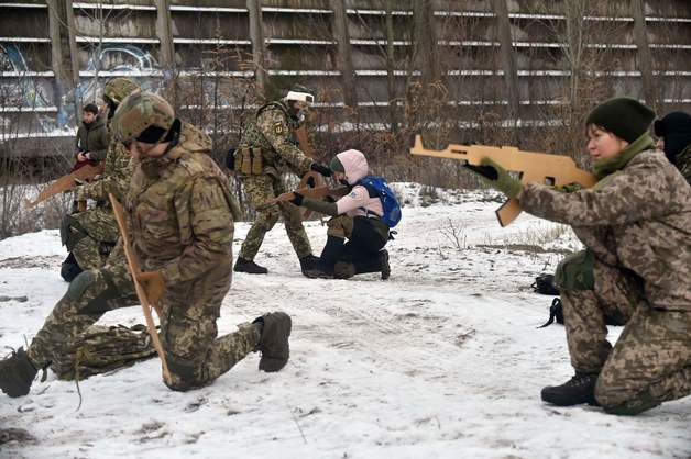 (키예프 AFP=뉴스1) 우동명 기자 = 25일(현지시간) 우크라이나 키예프 인근 훈련장에서 육군이 러시아의 침공에 대비해  군사 훈련을 하고 있다.  (C) AFP=뉴스1