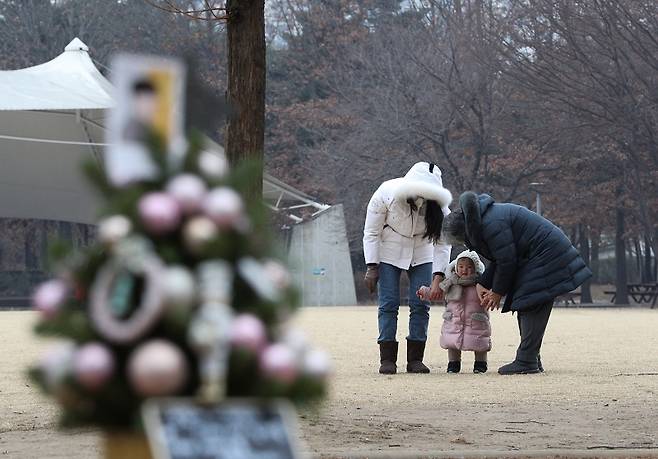 일요일인 오는 16일은 큰 추위는 없지만 북쪽에서 남하한 찬 공기로 인해 중부지방을 중심으로 낮 기온은 영하권이 될 것으로 보인다. 사진은 지난달 28일 오후 서울 성동구 서울숲에서 시민들이 산책하는 모습. /사진=뉴스1