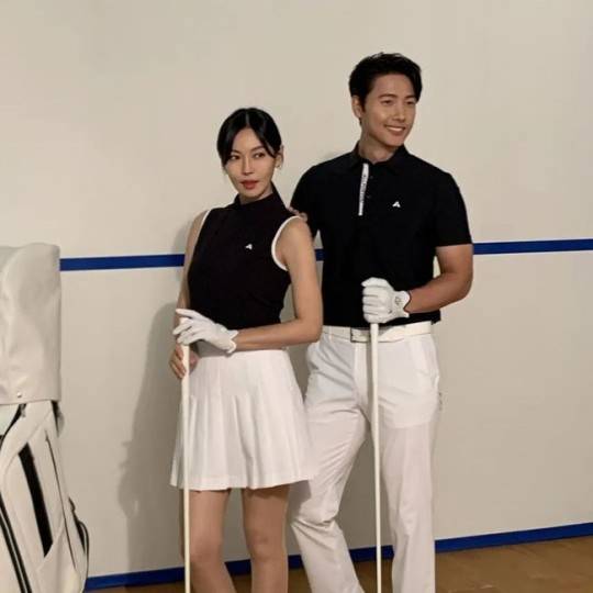 김소연은 15일 인스타그램에 한 의류 브랜드 화보 촬영장에서 남편 이상우와 함께 찍힌 사진을 공개했다. /사진=김소연 인스타그램