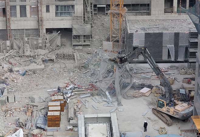 광주 서구 화정동 신축 아파트 붕괴 사고 닷새째인 15일 오전 사고 현장에서 중장비를 이용한 잔해물 제거 작업이 진행되고 있다. [연합]
