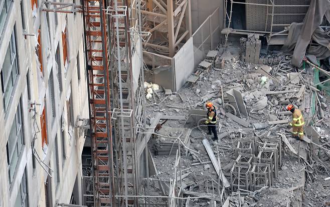 광주 서구 화정동 신축 아파트 붕괴 사고 닷새째인 15일 오전 사고 현장에서 구조대원들이 실종자 수색 작업을 하고 있다. [연합]