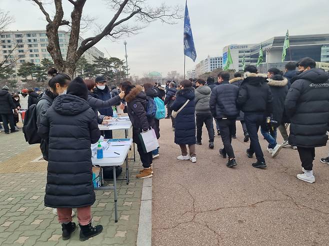 15일 오후 서울 영등포구 여의도공원 문화의 마당에서 전국민중행동이 주최한 민중총궐기가 열렸다. 집회 시작 전 주최 측이 개별적으로 현장에 온 참가자들을 대상으로 발열 체크를 하고 있다. 김영철 기자