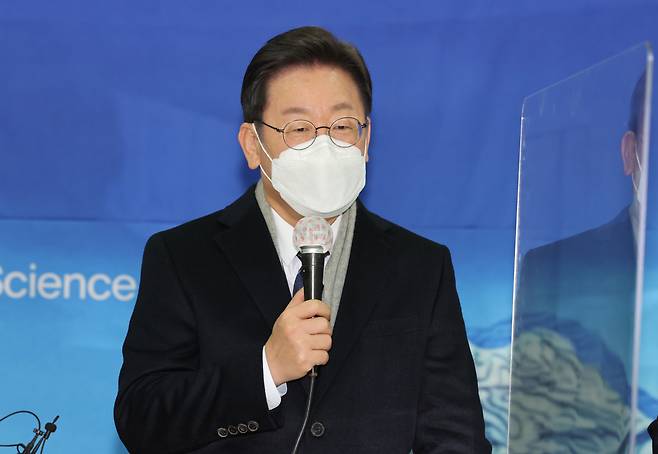 더불어민주당 이재명 대선후보가 15일 강원도 홍천군 홍천생명건강과학관에서 열린 간담회에서 인사말을 하고 있다. [연합]
