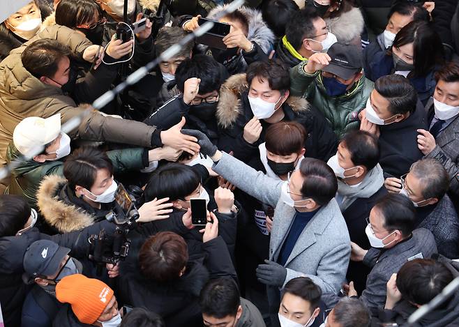 더불어민주당 이재명 대선후보가 15일 강원도 춘천시 명동거리를 방문, 시민들과 인사하고 있다. [연합]