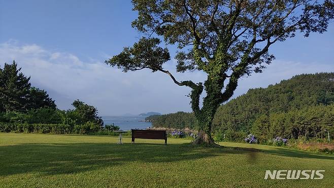 [창원=뉴시스] 경남 통영 소재 민간정원인 '물빛소리정원'.(사진=경남도 제공)