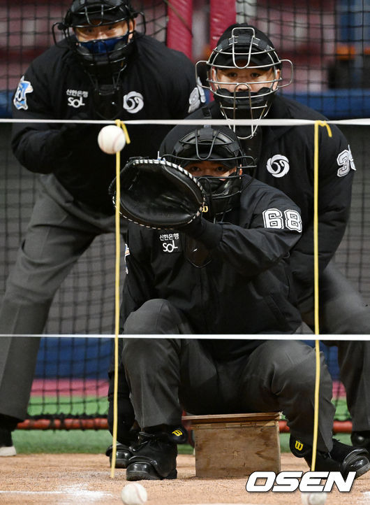 KBO 심판들이 그라운드 위에서 스트라이크존 적응 훈련을 하고 있다. /OSEN DB