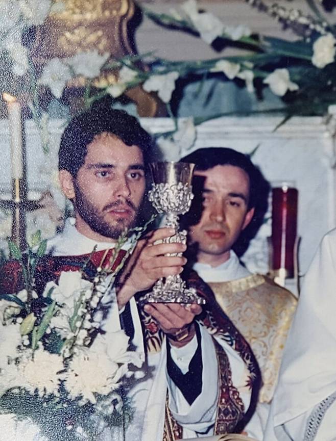 사제 서품 후 첫 미사를 드리는 모습