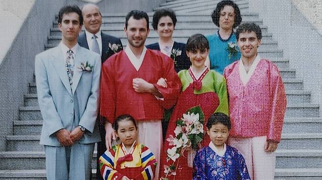 1993년 여동생은 한국에 와서 한국식으로 결혼식을 올렸다.