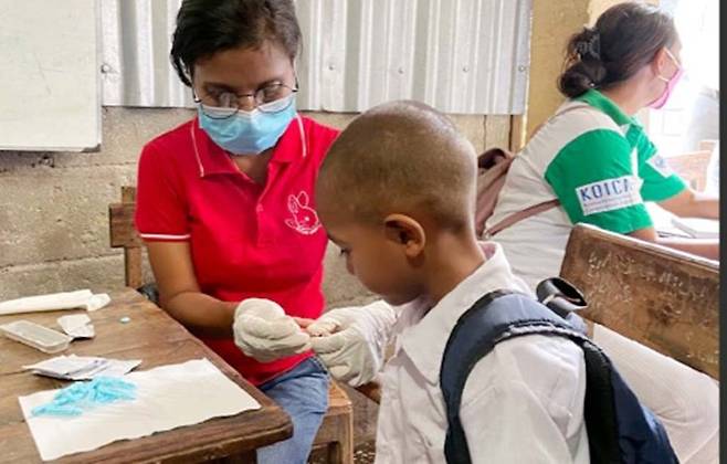 코이카 동티모르 소외열대질환(NTD) 통합관리 프로그램의 전염력평가조사의 일환으로 수코 코토라우(Suco Cotolau) 지역 내 학교에서 림프사상충 검사(배변검사)를 하는 모습. 코이카 제공