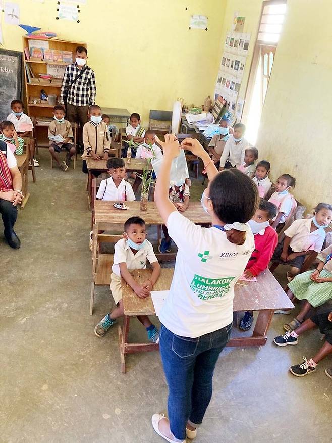 코이카 동티모르 소외열대질환(NTD) 통합관리 프로그램의 일환으로 수코 코토라우(Suco Cotolau) 지역 내 학교에서 감염 예방을 위한 기초보건 교육을 하는 모습