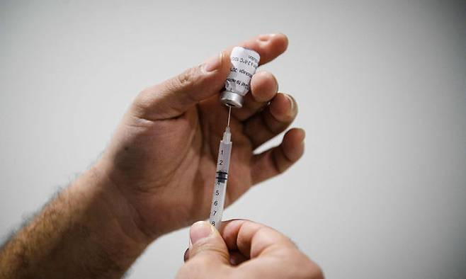 지난 12일(현지시간) 프랑스 마르세유 인근 코로나19 백신 접종소에서 한 간호사가 화이자 백신 접종을 준비하고 있다. AFP연합뉴스