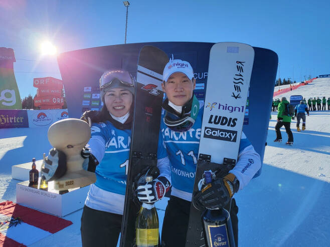 2021~2022 국제스키연맹(FIS) 월드컵 동메달을 딴 정해림(왼쪽)과 이상호. 대한스키협회 제공
