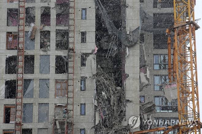 눈 내리는 붕괴 사고 현장 (광주=연합뉴스) 조남수 기자 = 13일 오후 광주 서구 신축아파트 붕괴사고 현장에 눈이 내리고 있다. 2022.1.13 iso64@yna.co.kr