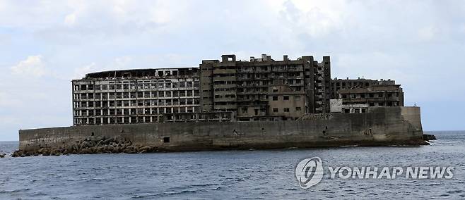 해상에서 본 군함도 (나가사키=연합뉴스) 이세원 특파원 = 2016년 7월 1일 나가사키시 인근 해상에서 군함도가 보인다.