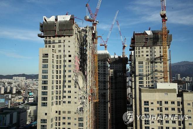 붕괴 사고 발생한 화정아이파크 (광주=연합뉴스) 조남수 기자 = 광주 서구 화정동 신축아파트 공사 현장에서 지난 11일 오후 3시 46분께 아파트 23~38층 외벽 등 구조물이 무너져 내려 1명이 다치고 6명이 연락두절 됐다. 사진은 사고 발생 나흘째인 14일 화정아이파크. 2022.1.14 iso64@yna.co.kr
