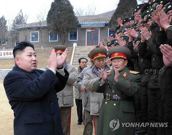 김정은 집권 10년, 불안한 20대서 '수령' 반열 오른 권력자로 (서울=연합뉴스) 김정은 국무위원장은 아버지 김정일 국방위원장이 사망한 지 13일만인 2011년 12월 30일 인민군 최고사령관에 추대되며 최고 권좌에 올랐다.
    사진은 조선중앙통신이 보도한  지난 2012년 1월 1일 김정은 노동당 중앙군사위원회 부위원장이 공식활동으로  `근위서울류경수 제105탱크사단'을 시찰하는 모습. 2021.11.21 [연합뉴스 자료사진] photo@yna.co.kr