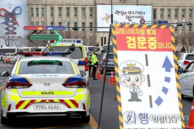 임시검문소 설치한 경찰 (서울=연합뉴스) 류영석 기자 = 전국민주노동조합총연맹(민주노총) 등 진보 단체들이 서울 도심 대규모 집회를 예고한 15일 오전 서울시청 앞 세종대로에서 경찰이 집회시위차량 통제를 위해 임시검문소를 운영하고 있다. 2022.1.15 ondol@yna.co.kr