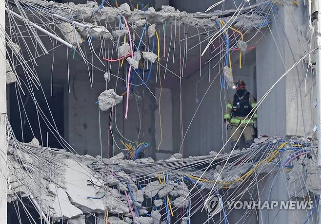 위험하지만 멈출 수 없는 수색작업 (광주=연합뉴스) 김도훈 기자 = 광주 서구 화정동 신축아파트 붕괴사고 닷새째인 15일 오전 붕괴사고 현장에서 구조대원이 실종자 수색작업을 하고 있다. 2022.1.15 superdoo82@yna.co.kr