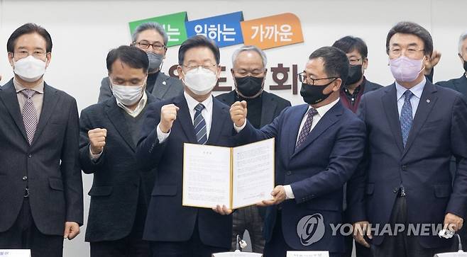 강원도 시군 번영회 건의서 받는 이재명 대선후보 (춘천=연합뉴스) 백승렬 기자 = 더불어민주당 이재명 대선후보가 15일 강원도 춘천시 강원도의회에서 열린 강원도 18개 시군 번영회장 간담회를 마친 뒤 건의서를 전달받고 있다. 2022.1.15 srbaek@yna.co.kr