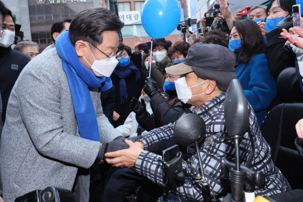 이재명 더불어민주당 대선 후보가 15일 강원 춘천시 명동거리를 방문, 시민들과 인사하고 있다. (사진=연합뉴스)