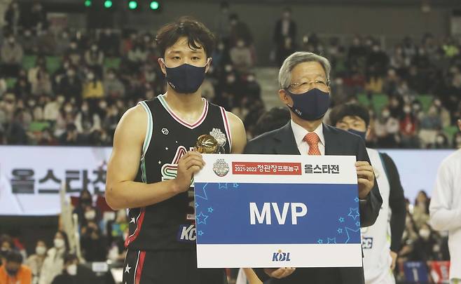 '2021-2022 KGC 인삼공사 정관장 프로농구' 올스타전에서 MVP를 차지한 허웅이 기념촬영을 하고 있다. (대구=연합뉴스)