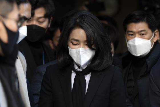 윤석열 국민의힘 대선 후보 부인 김건희 씨가 지난해 12월 26일 오후 서울 여의도 국민의힘 당사에서 자신의 허위 이력 의혹과 관련해 입장문 발표를 마친 뒤 당사를 나서고 있다. 〈사진=공동취재〉