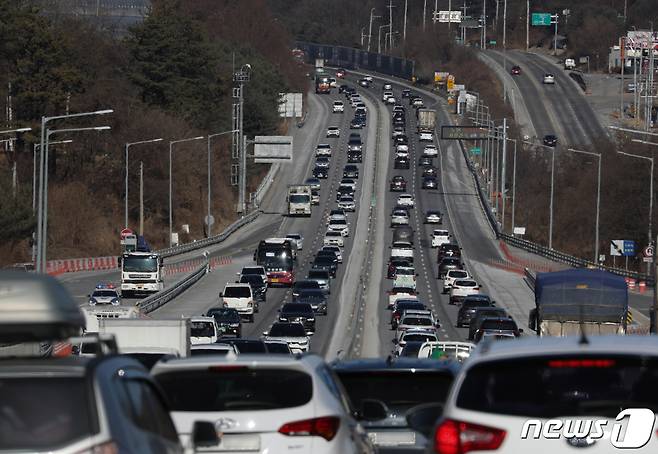 정부가 2월6일까지 신종 코로나바이러스 감염증(코로나19) 단계적 일상회복 중단 조치를 연장하기로 하면서 설날 귀성‧귀경객들에게 큰 영향을 미칠 것으로 보인다.(사진은 기사 내용과 무관함) / 뉴스1 © News1